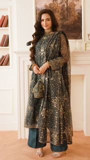 Sana Javed feet photo thumbnail