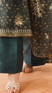 Sana Javed feet photo thumbnail