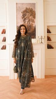 Sana Javed feet photo thumbnail