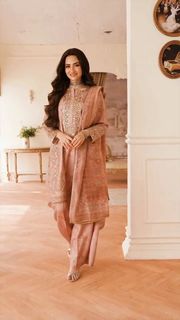 Sana Javed feet photo thumbnail