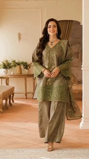 Sana Javed feet photo thumbnail