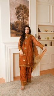 Sana Javed feet photo thumbnail