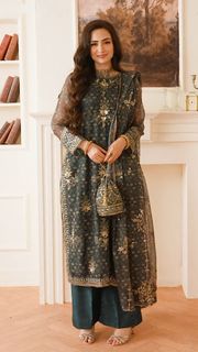 Sana Javed feet photo thumbnail