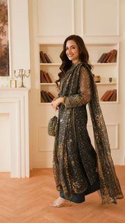 Sana Javed feet photo thumbnail