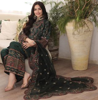 Sana Javed feet photo thumbnail