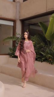 Sana Javed feet photo thumbnail