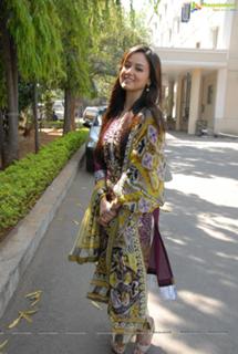 Sana Khan feet photo thumbnail