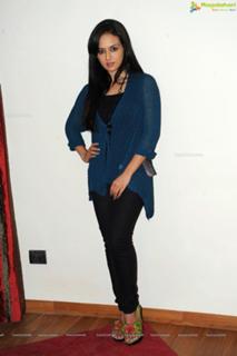 Sana Khan feet photo thumbnail