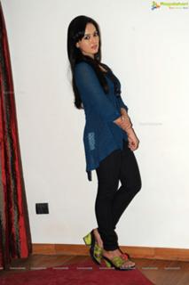 Sana Khan feet photo thumbnail