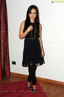 Sana Khan feet photo thumbnail