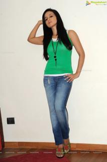 Sana Khan feet photo thumbnail