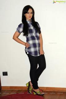 Sana Khan feet photo thumbnail