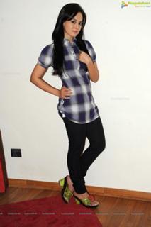 Sana Khan feet photo thumbnail