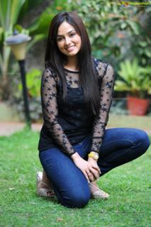 Sana Khan feet photo thumbnail