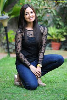 Sana Khan feet photo thumbnail