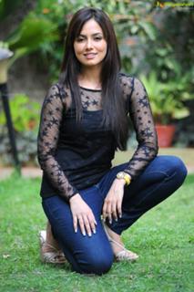 Sana Khan feet photo thumbnail