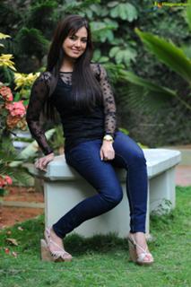 Sana Khan feet photo thumbnail