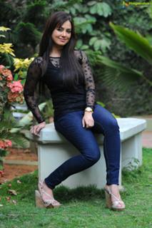 Sana Khan feet photo thumbnail