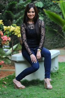 Sana Khan feet photo thumbnail