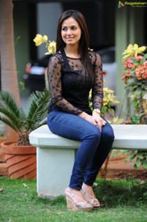 Sana Khan feet photo thumbnail