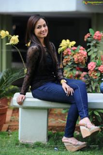 Sana Khan feet photo thumbnail