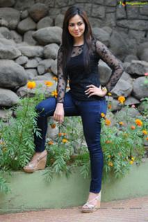 Sana Khan feet photo thumbnail