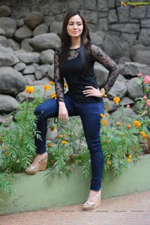 Sana Khan feet photo thumbnail