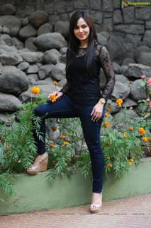 Sana Khan feet photo thumbnail