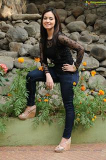 Sana Khan feet photo thumbnail