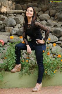 Sana Khan feet photo thumbnail