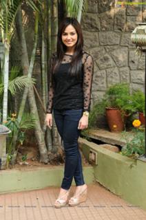 Sana Khan feet photo thumbnail