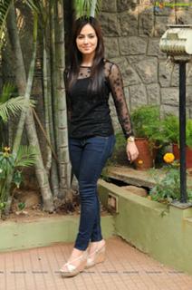 Sana Khan feet photo thumbnail