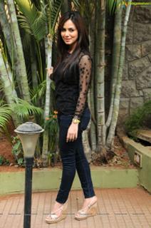 Sana Khan feet photo thumbnail