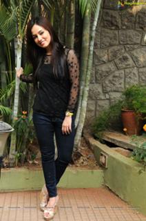 Sana Khan feet photo thumbnail