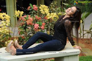 Sana Khan feet photo thumbnail