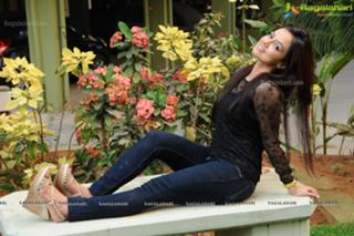 Sana Khan feet photo thumbnail