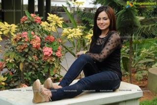 Sana Khan feet photo thumbnail