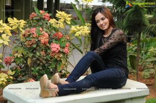 Sana Khan feet photo thumbnail