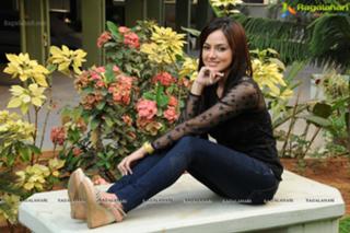 Sana Khan feet photo thumbnail