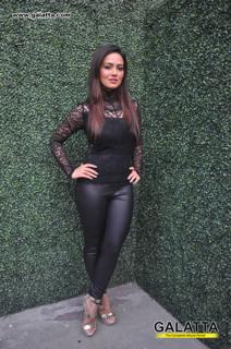 Sana Khan feet photo thumbnail