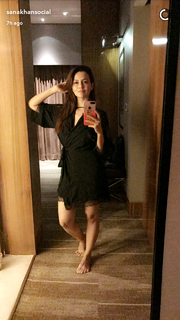 Sana Khan feet photo thumbnail