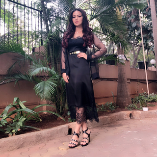 Sana Khan feet photo thumbnail