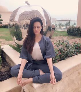 Sana Khan feet photo thumbnail