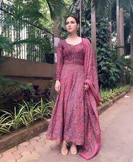 Sana Khan feet photo thumbnail