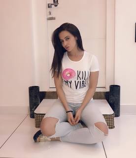 Sana Khan feet photo thumbnail