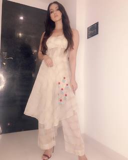 Sana Khan feet photo thumbnail