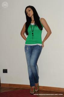 Sana Khan feet photo thumbnail