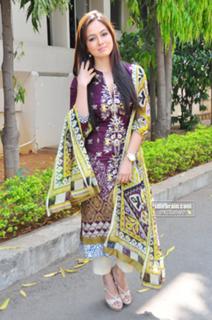 Sana Khan feet photo thumbnail