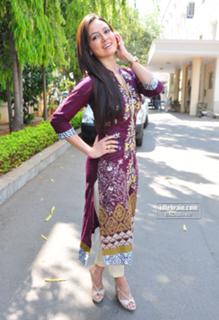 Sana Khan feet photo thumbnail