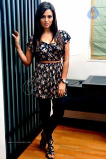 Sana Khan feet photo thumbnail